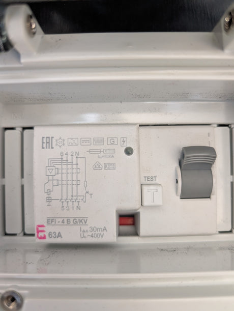 Mobilverteiler Vollgummi Baureihe GERA 400V 63A, IP44 mit FI-Schalter - SEV